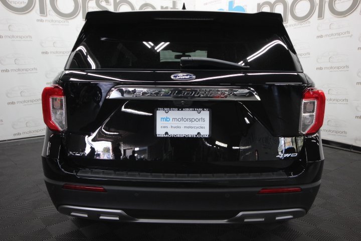 Used 2022 Ford Explorer XLT w/ Equipment Group 202A image 4