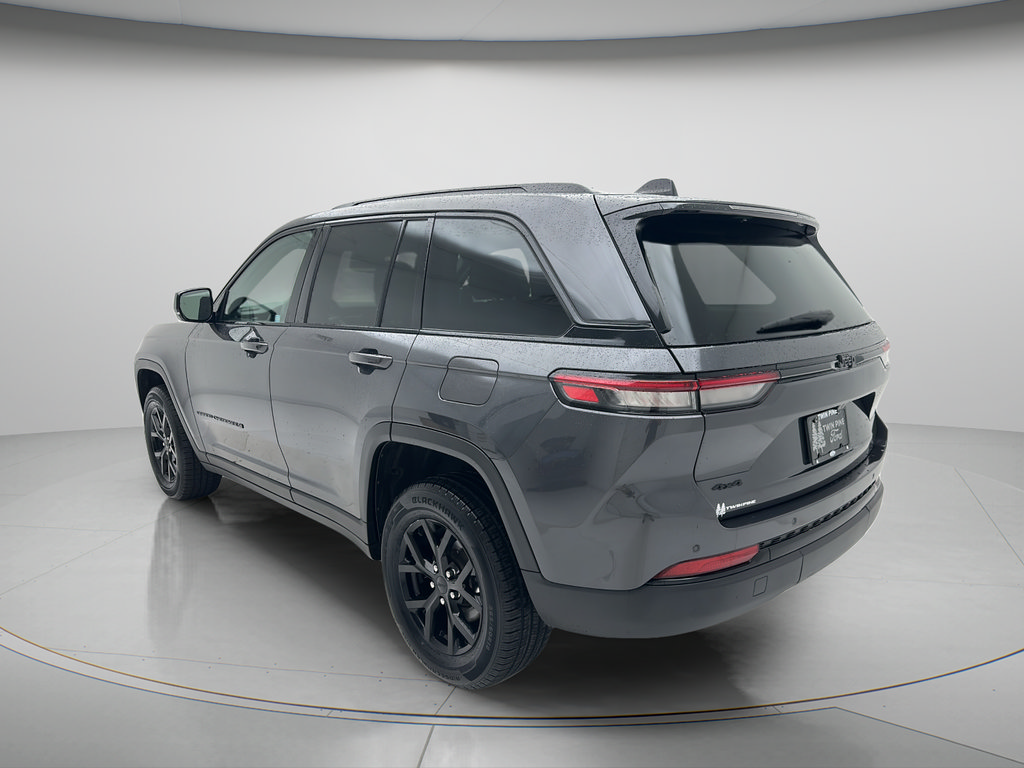 Used 2024 Jeep Grand Cherokee Altitude AWD/4WD image 7
