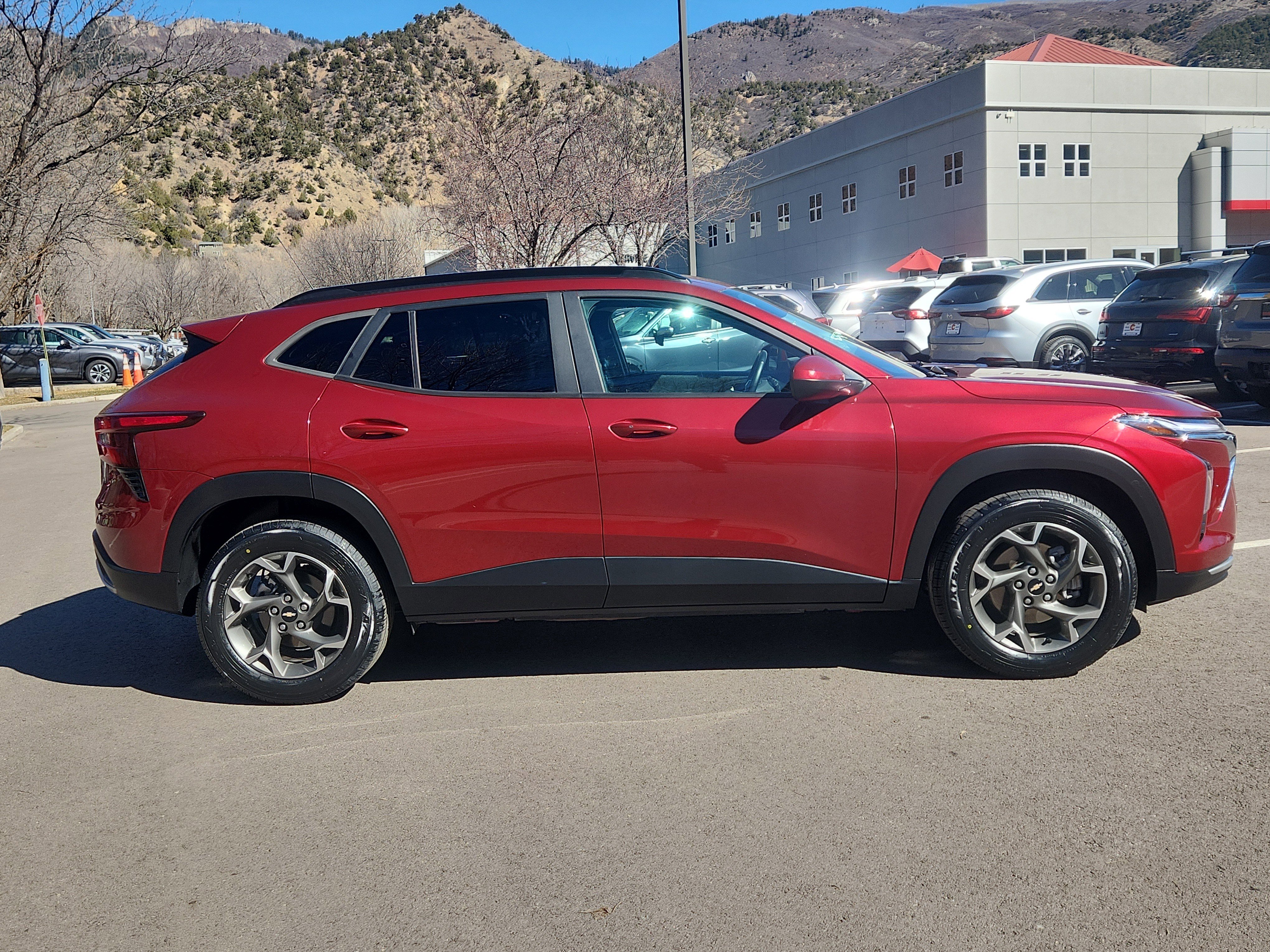 Used 2024 Chevrolet Trax LT w/ Sunroof Package image 2