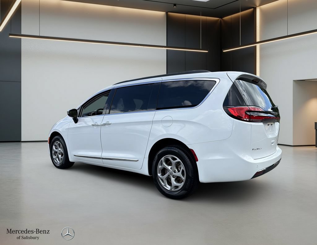 Used 2023 Chrysler Pacifica Limited AWD/4WD image 6