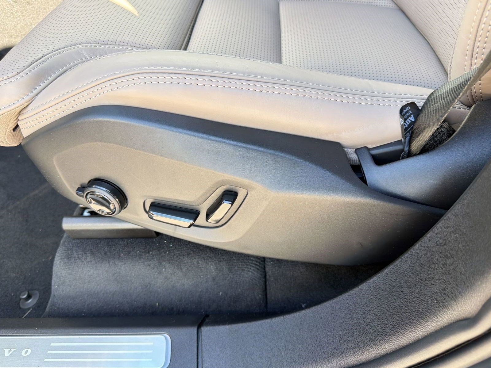 New 2026 Volvo XC90 T8 Ultra w/ Lounge Package image 14