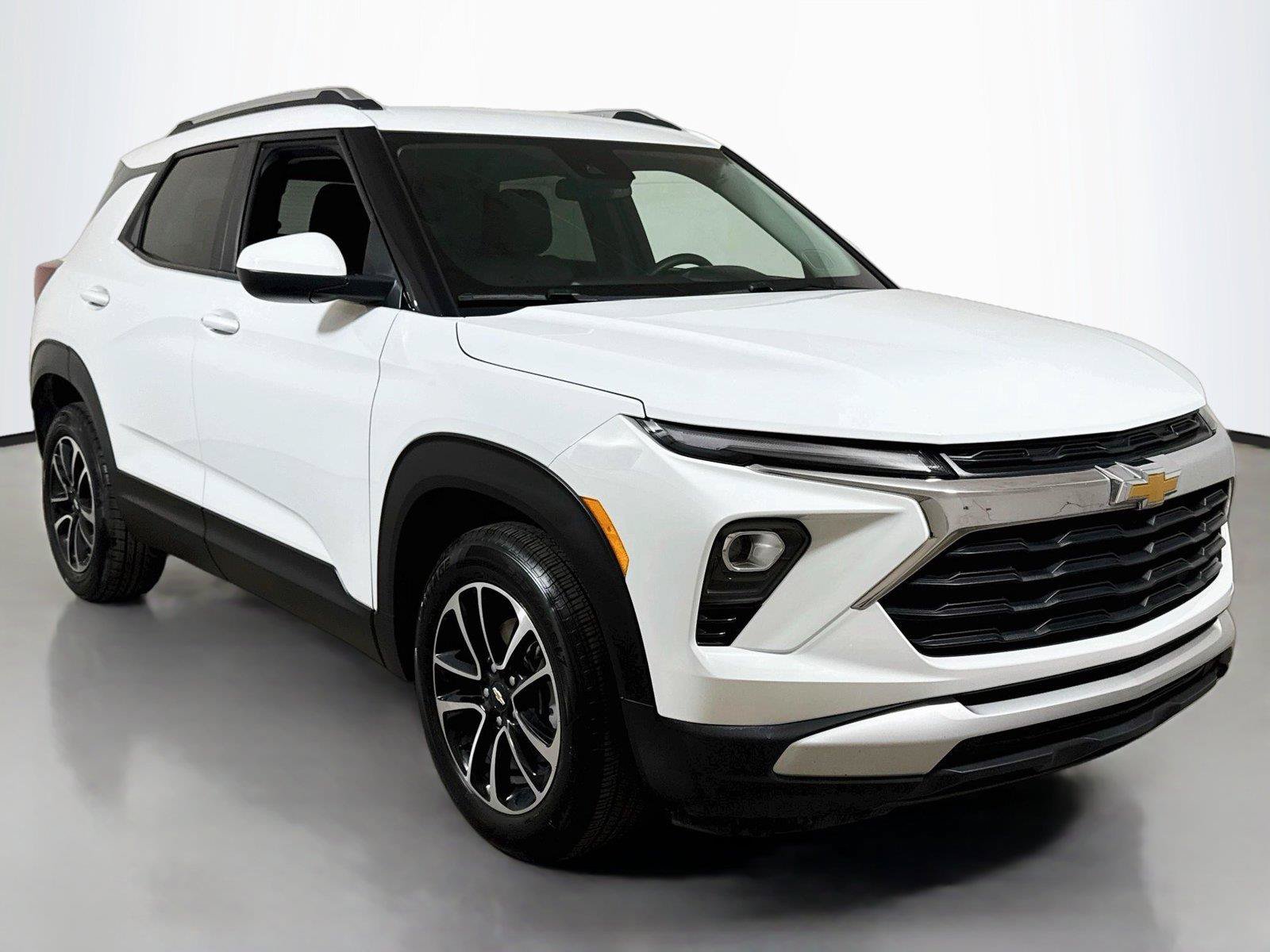 Used 2025 Chevrolet TrailBlazer LT FWD image 3