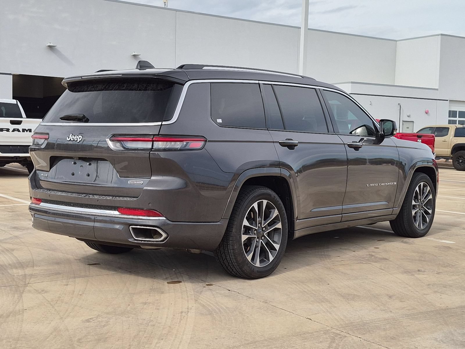 Used 2023 Jeep Grand Cherokee L Overland AWD/4WD image 3