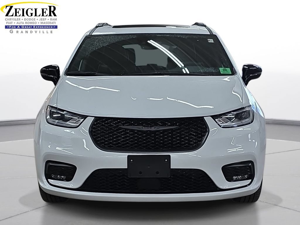 Certified 2025 Chrysler Pacifica Limited FWD image 2
