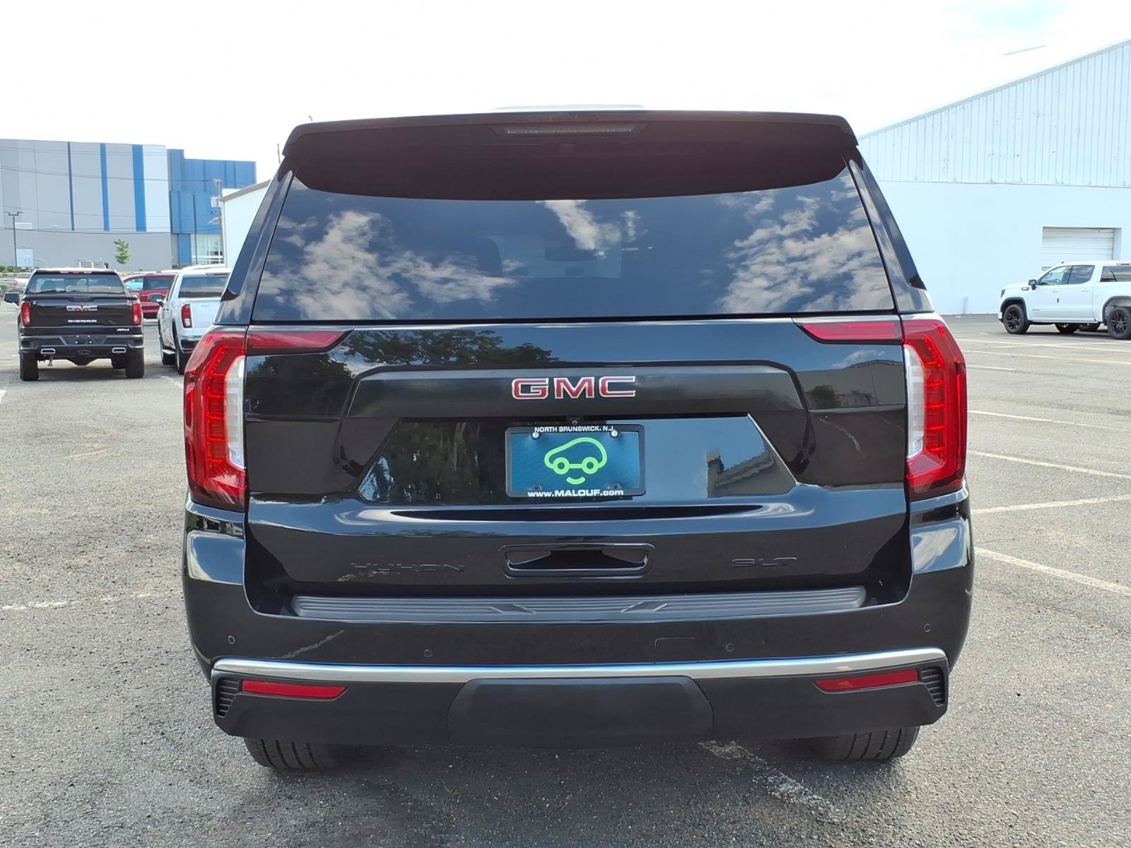 Certified 2022 GMC Yukon XL SLT w/ SLT Premium Package AWD/4WD image 5