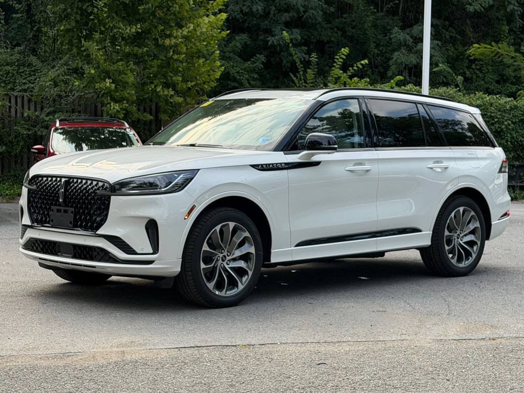 New 2026 Lincoln Aviator AWD w/ Jet Appearance Package image 3