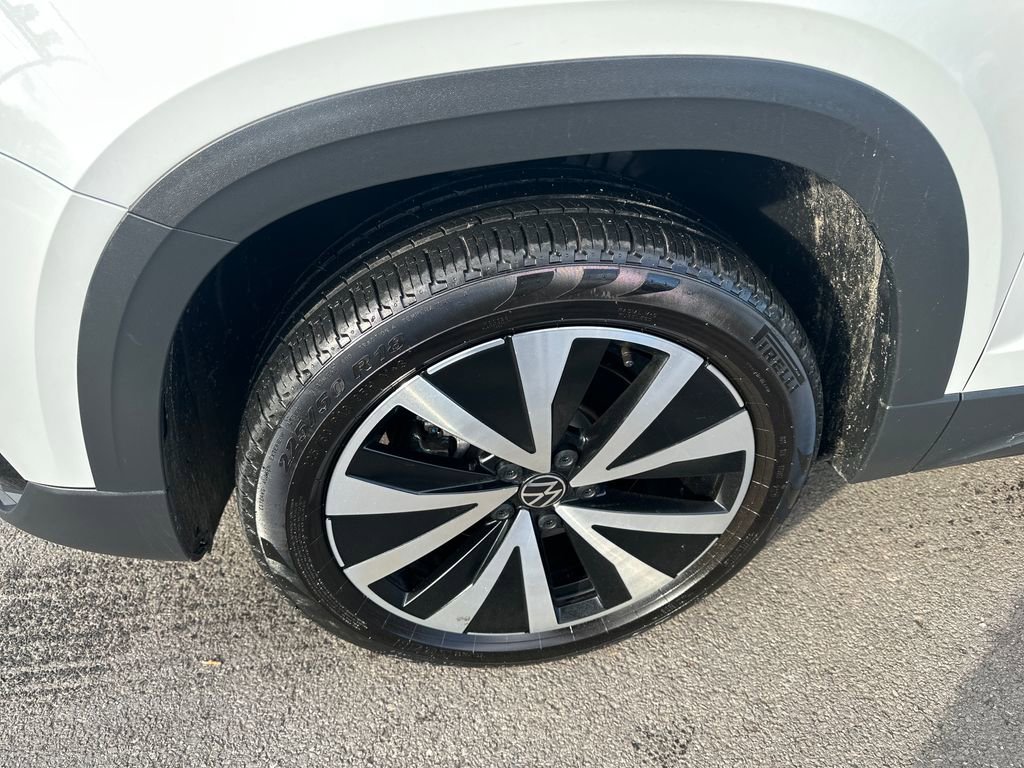 Certified 2022 Volkswagen Taos SE image 2