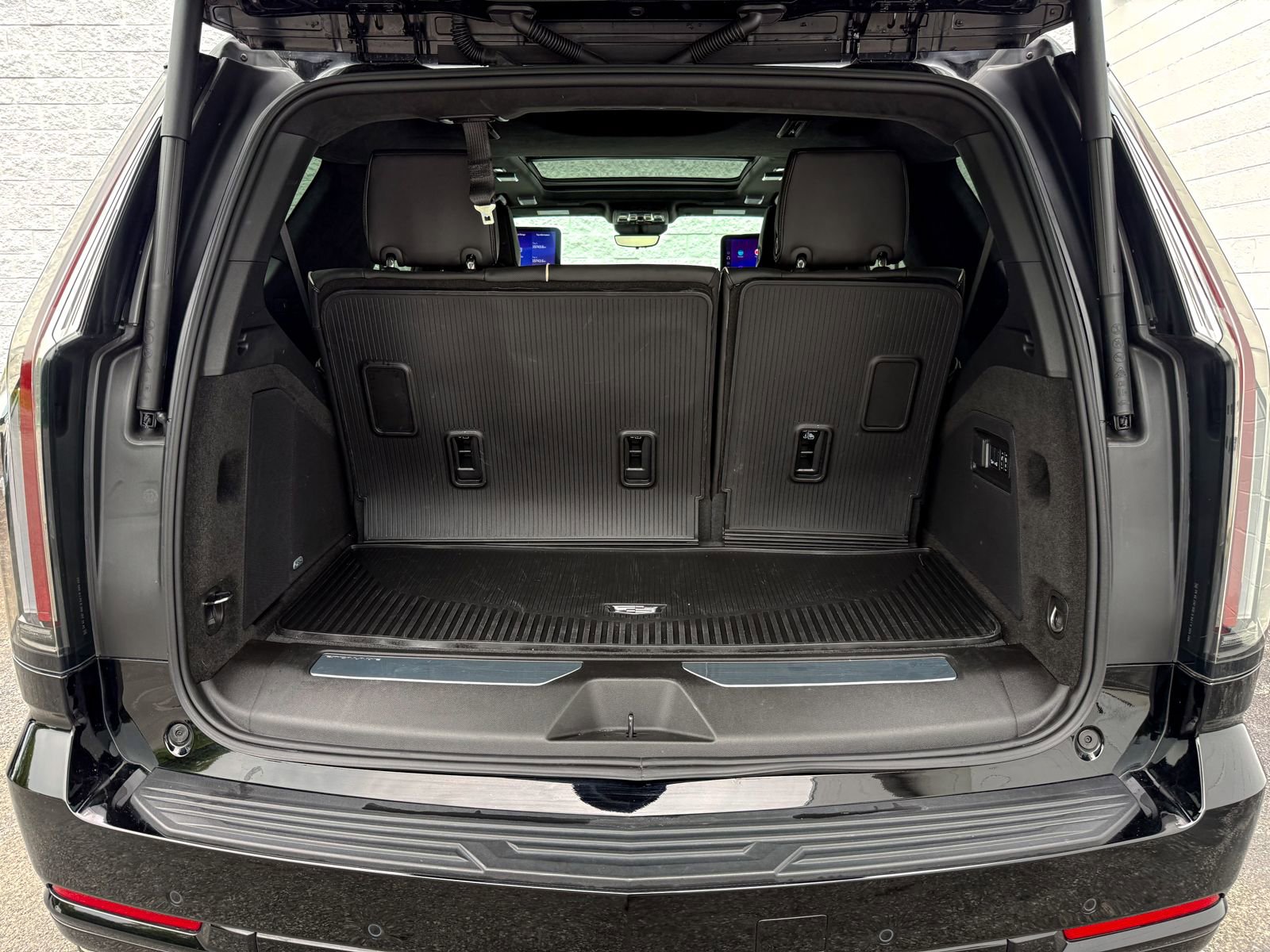 Certified 2025 Cadillac Escalade Sport Platinum w/ LPO, ONYX Package AWD/4WD image 41