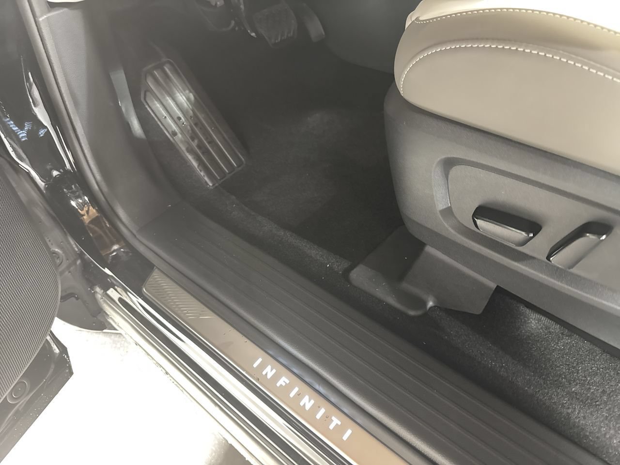 Certified 2026 INFINITI QX60 Luxe w/ Family Package AWD/4WD image 16