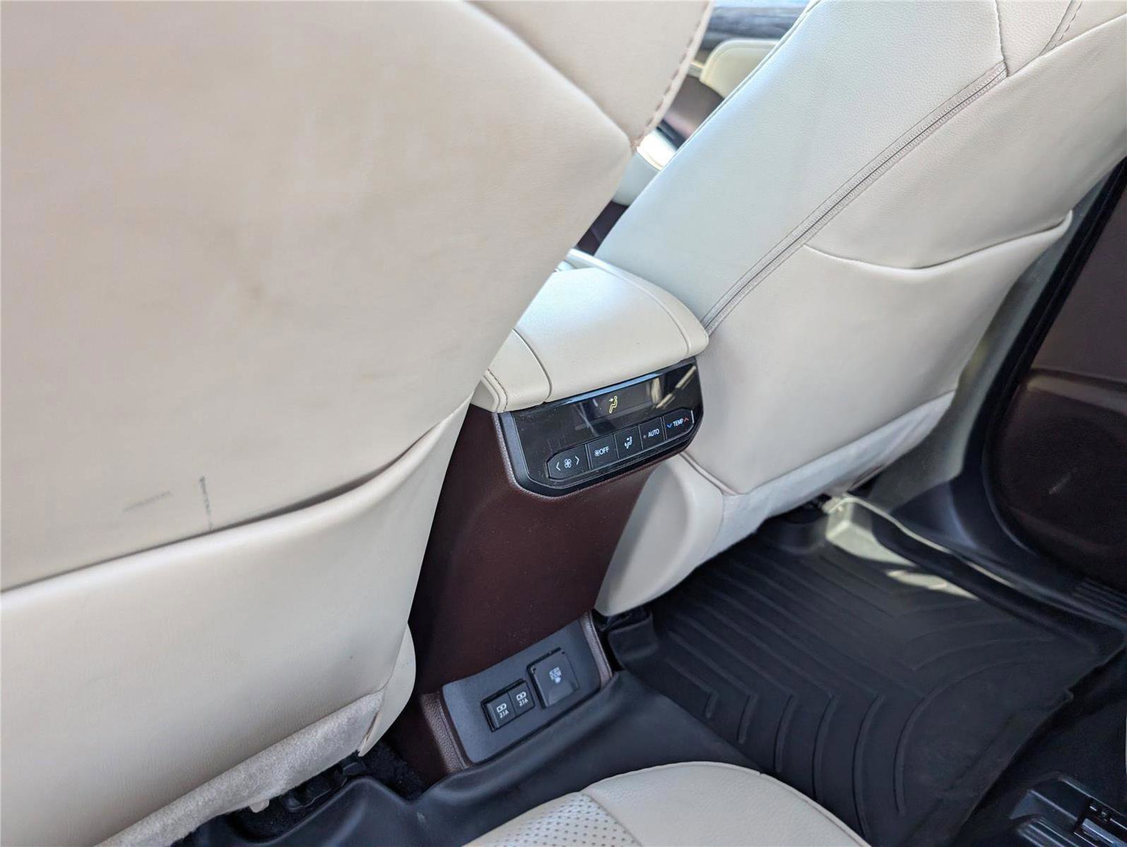 Used 2021 Toyota Highlander Limited image 32