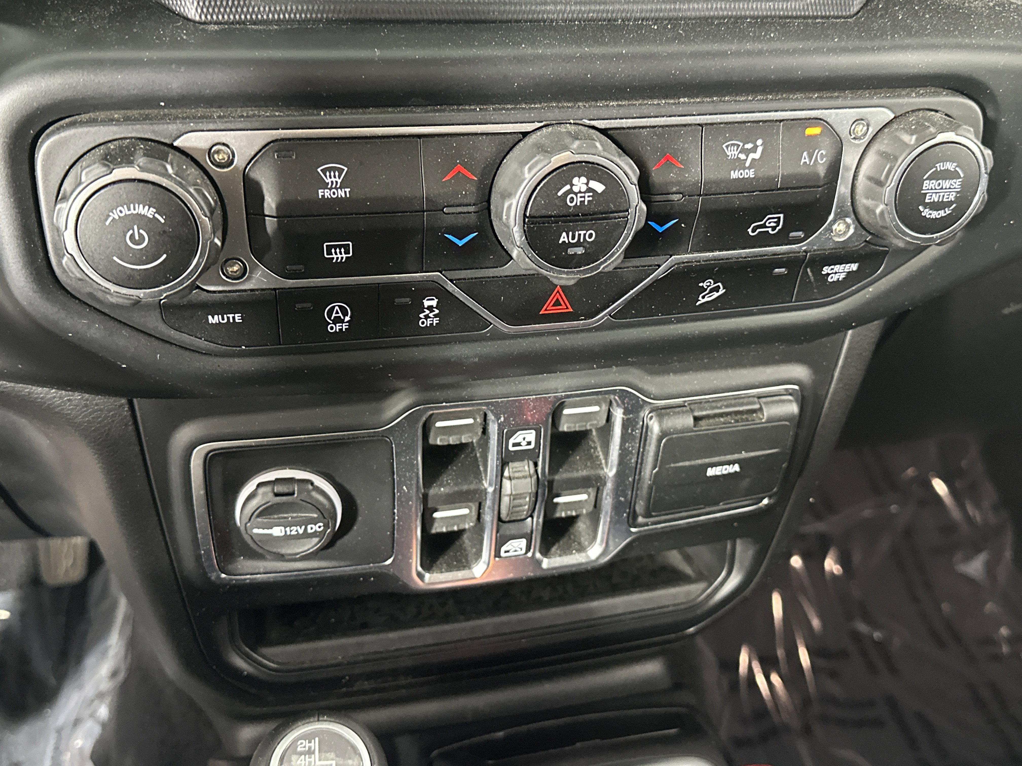 Used 2020 Jeep Wrangler Unlimited Sahara image 22