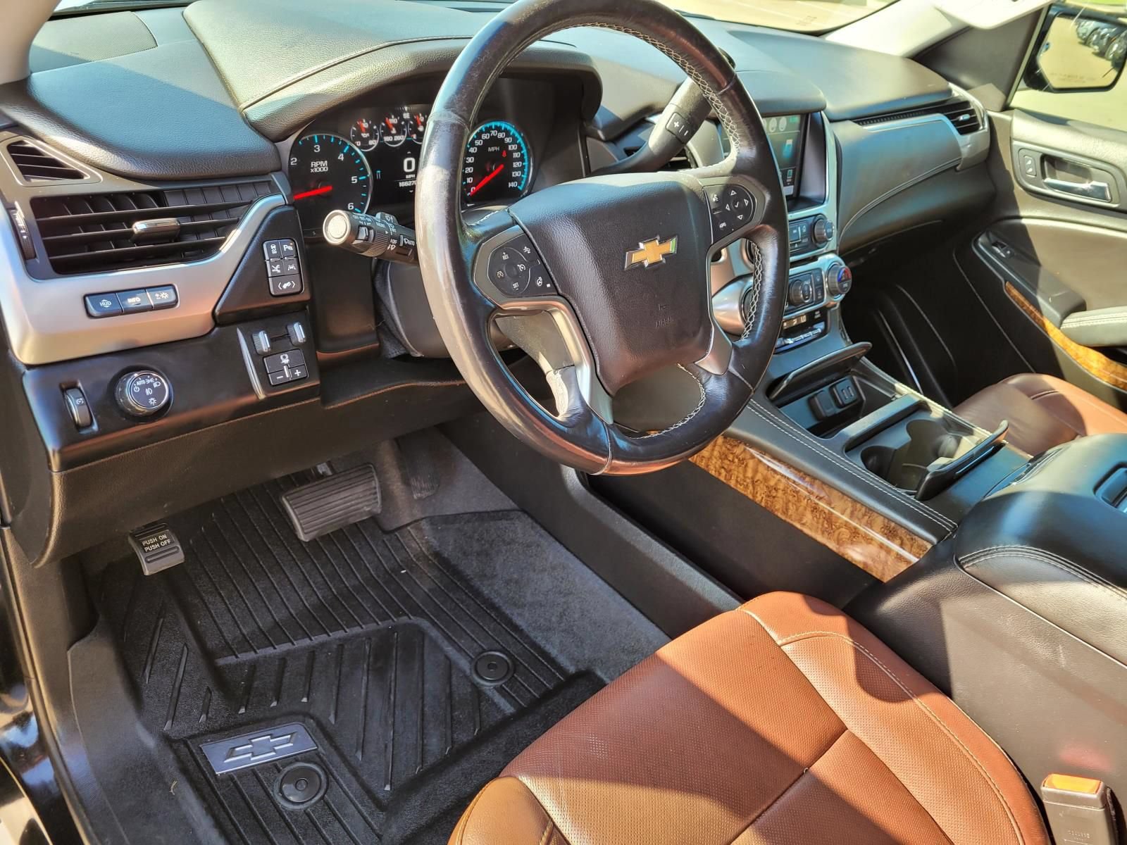 Used 2019 Chevrolet Suburban Premier w/ Premier Plus Edition RWD image 27
