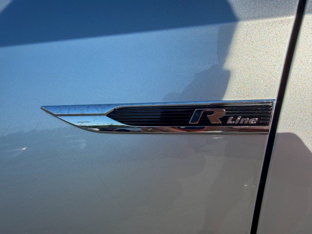 Used 2018 Volkswagen Passat 2.0T R-Line w/ R-Line Lighting Package FWD image 5