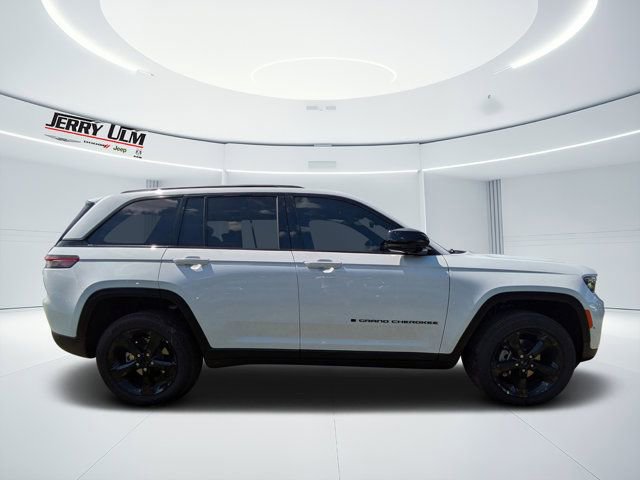 New 2025 Jeep Grand Cherokee Altitude image 2