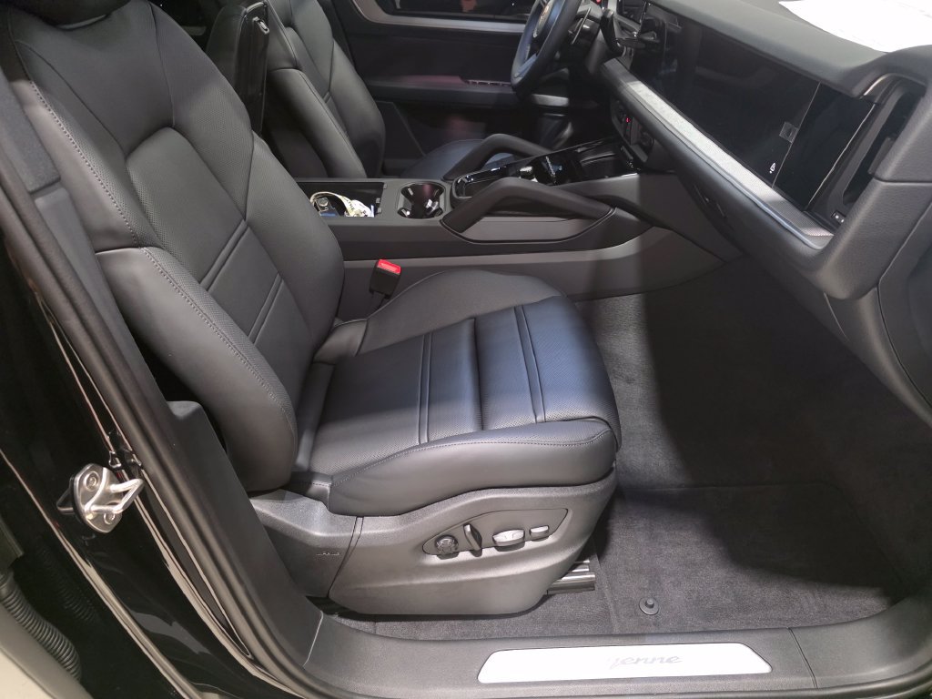 New 2026 Porsche Cayenne Coupe AWD/4WD image 20