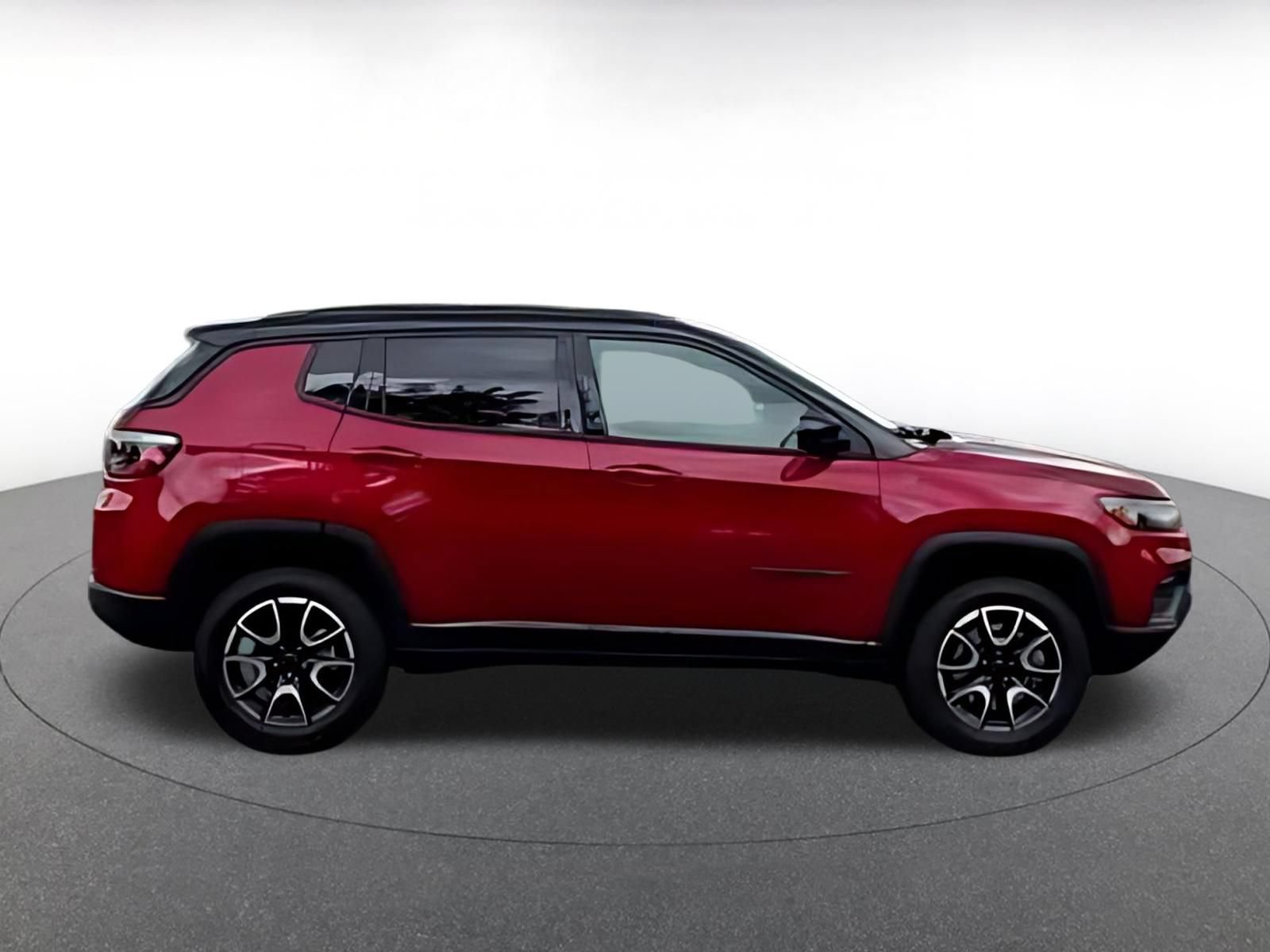 Used 2025 Jeep Compass Trailhawk AWD/4WD image 12