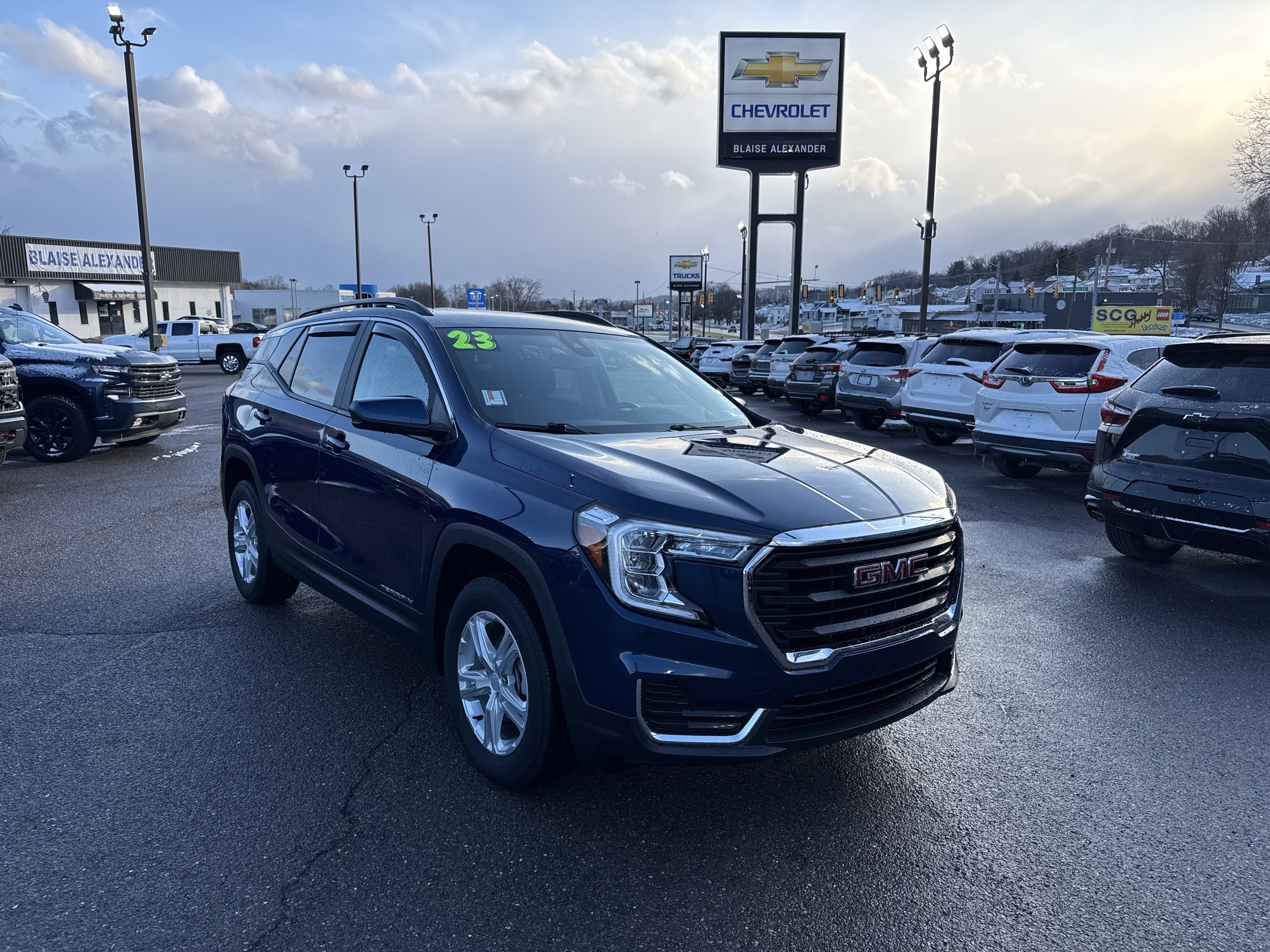 Used 2023 GMC Terrain SLE w/ Driver Convenience Package image 1