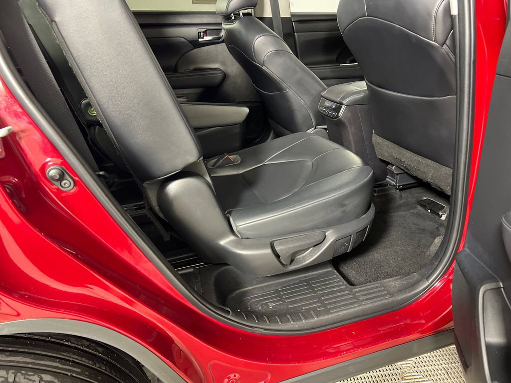 Used 2023 Toyota Highlander XLE image 16