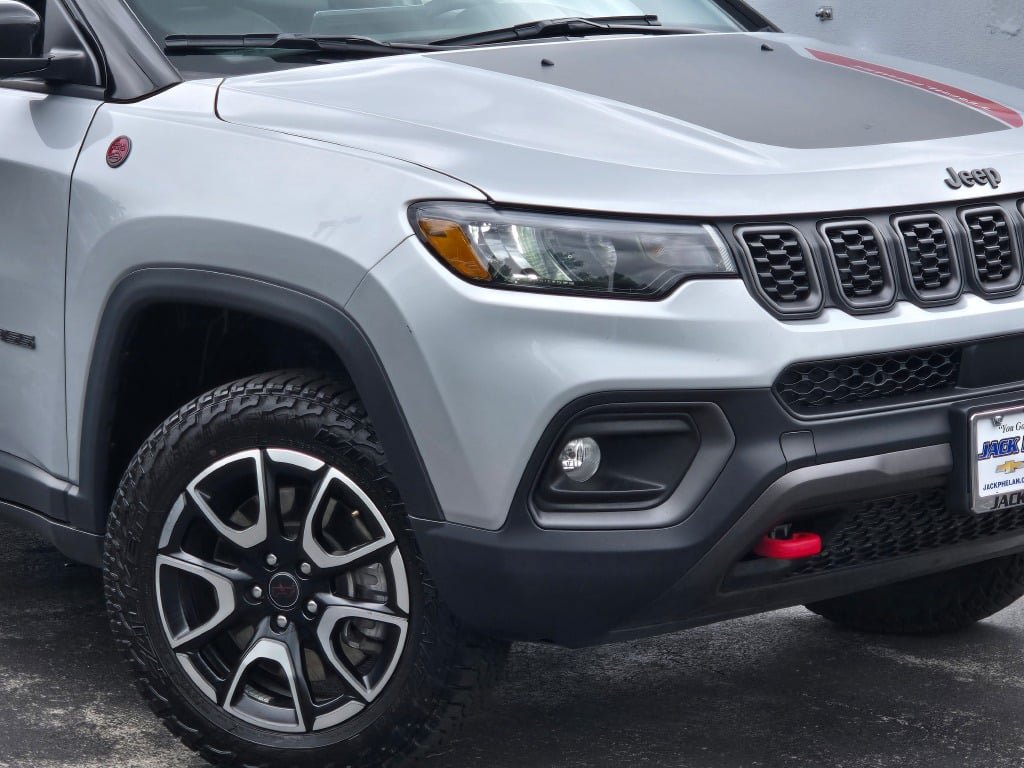 Used 2025 Jeep Compass Trailhawk AWD/4WD image 3