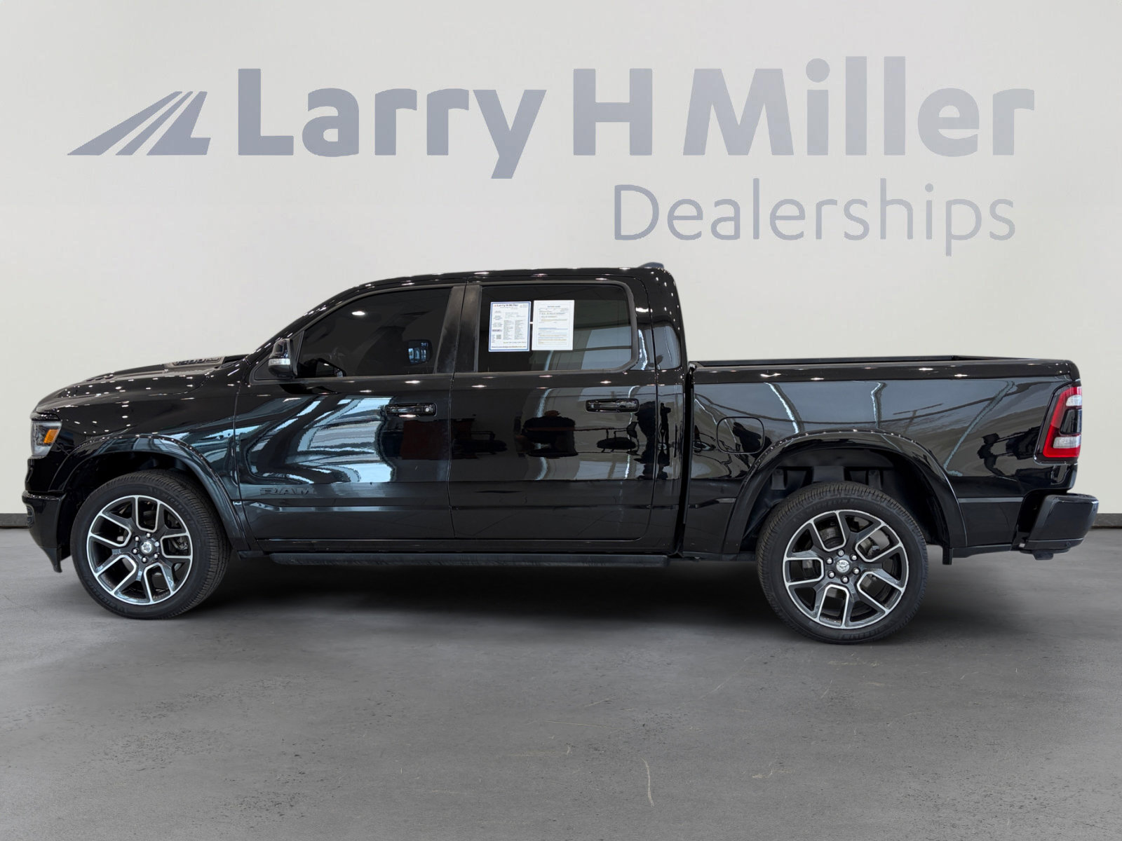 Used 2019 RAM 1500 Laramie AWD/4WD image 2