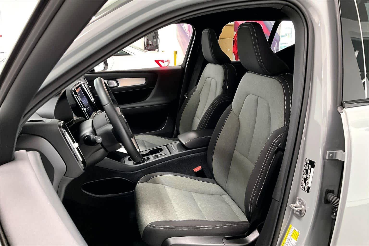 Used 2024 Volvo XC40 B5 Core image 10