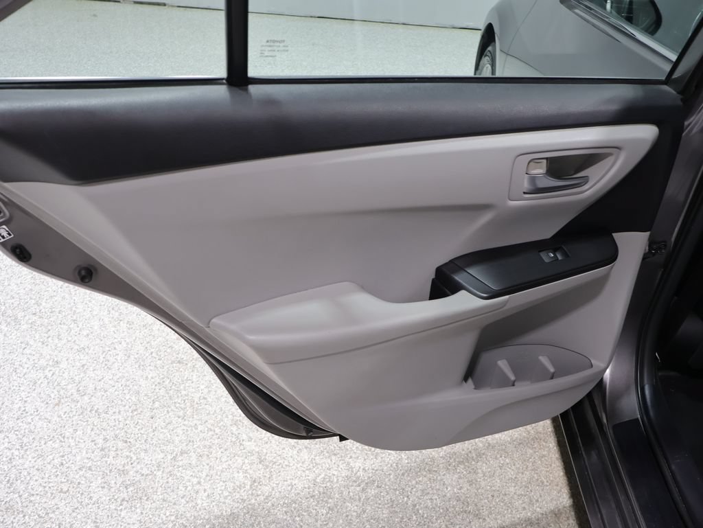Used 2015 Toyota Camry SE FWD image 18