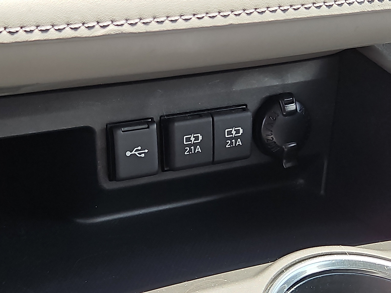 Used 2020 Toyota Highlander L AWD/4WD image 23