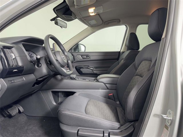 Used 2025 Nissan Pathfinder S image 4