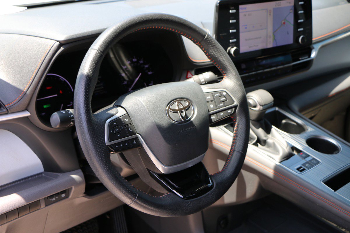 Used 2021 Toyota Sienna XSE FWD image 17