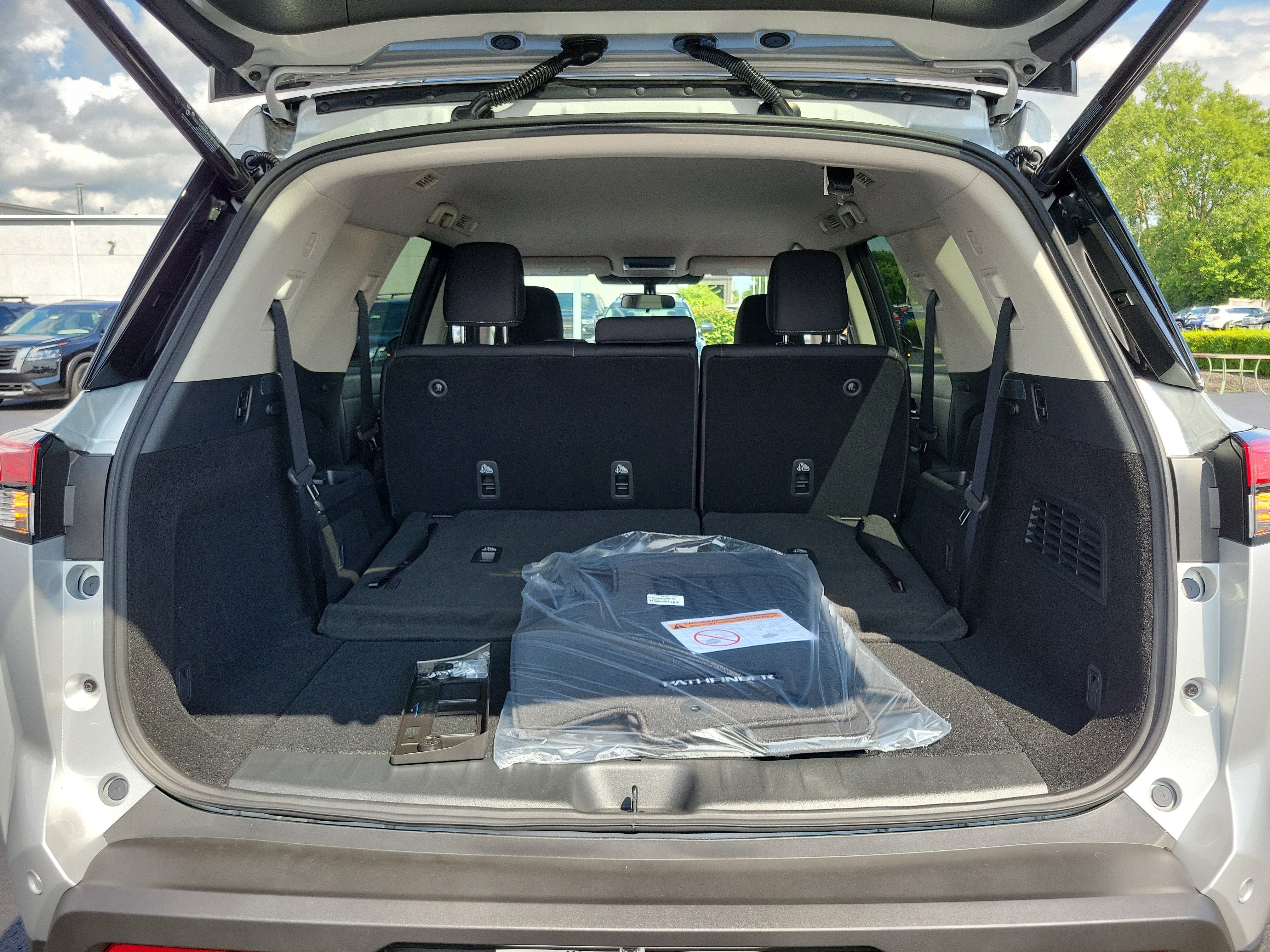 Used 2025 Nissan Pathfinder SV image 8
