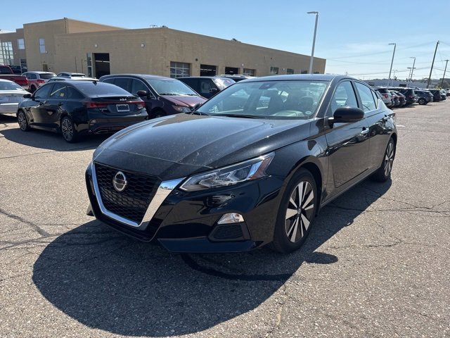 Certified 2022 Nissan Altima 2.5 SV w/ SV Premium Package image 1