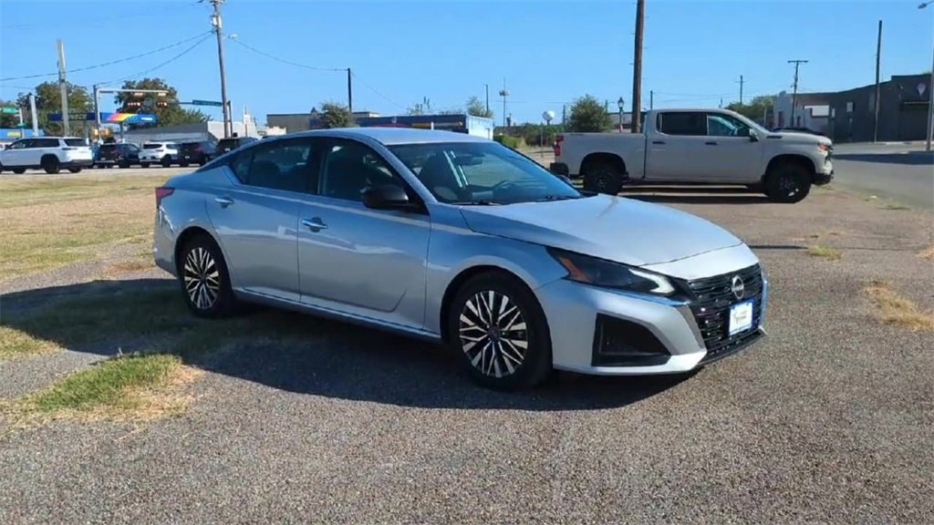 Used 2024 Nissan Altima 2.5 SV image 2