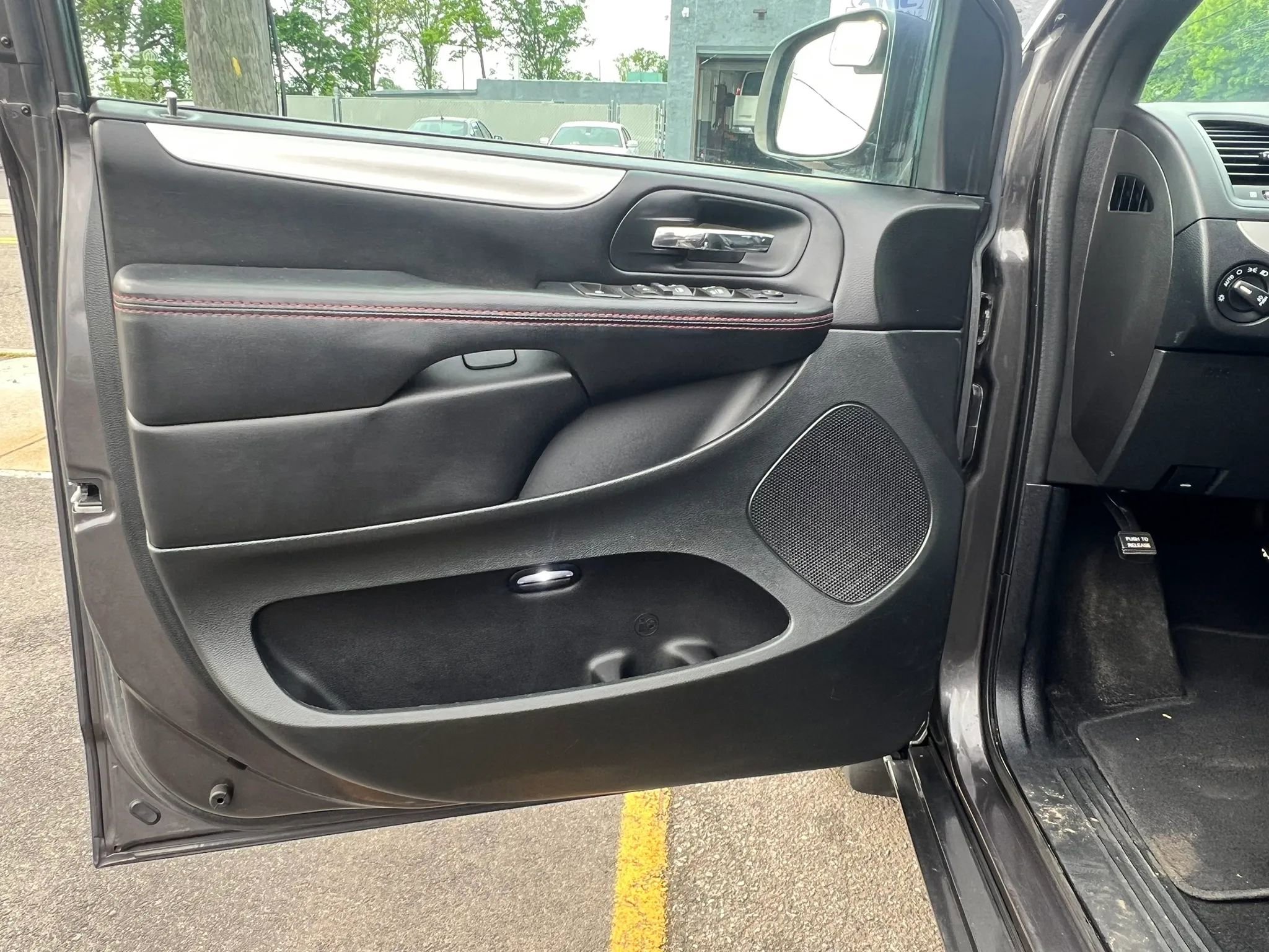 Used 2016 Dodge Grand Caravan R/T FWD image 13
