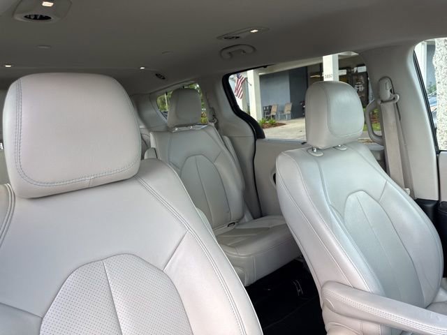 Used 2018 Chrysler Pacifica Touring-L FWD image 12