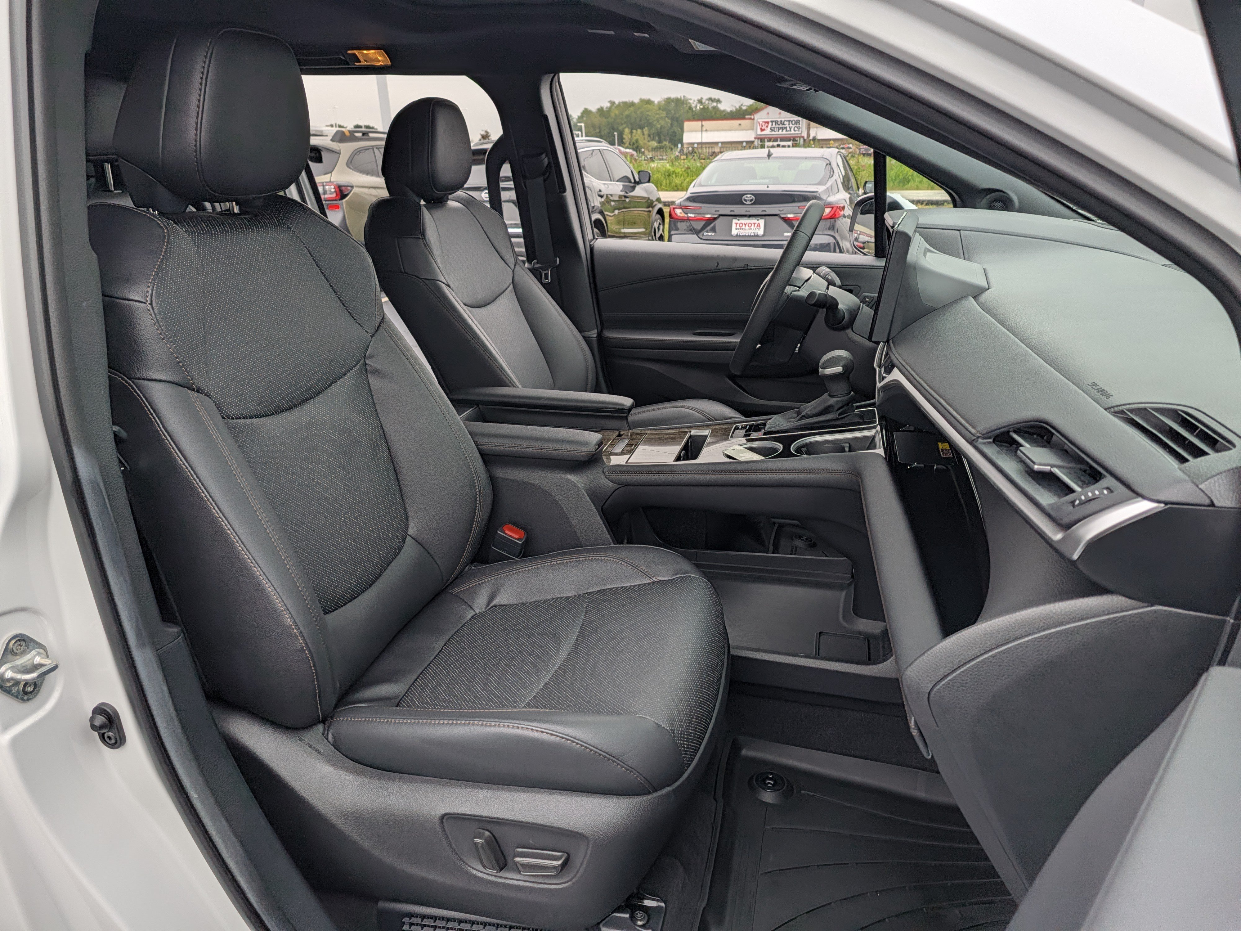 Used 2025 Toyota Sienna Platinum AWD/4WD image 31
