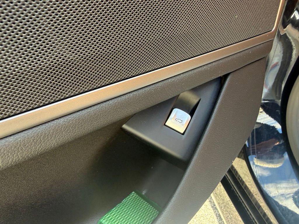 Used 2017 BMW 750i xDrive image 9