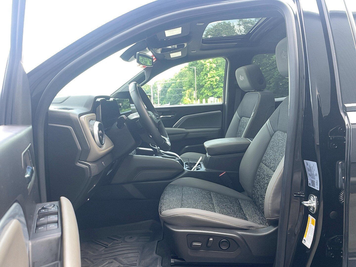 Used 2024 Chevrolet Colorado ZR2 w/ ZR2 Bison Edition AWD/4WD image 9