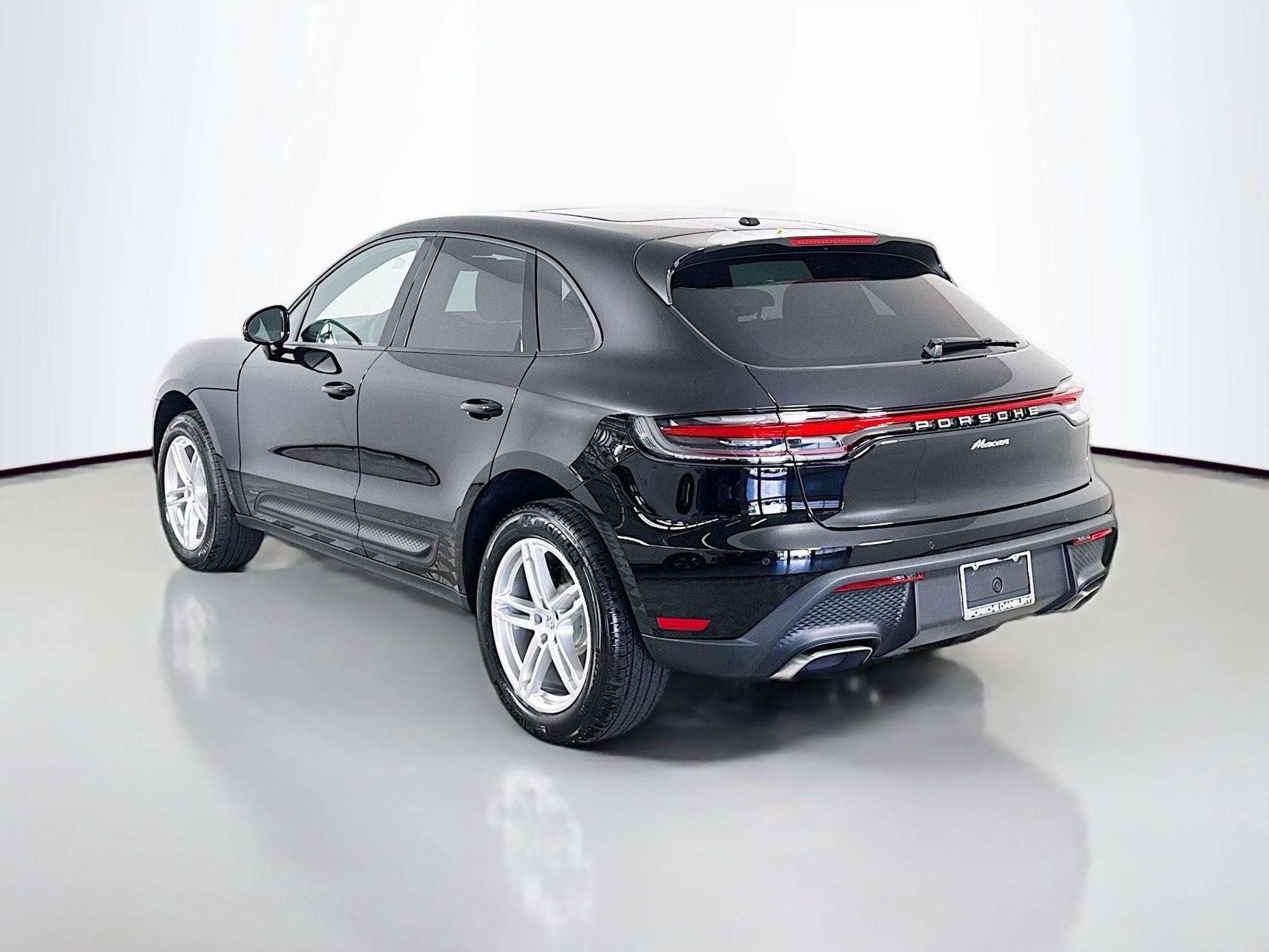 Certified 2025 Porsche Macan AWD/4WD image 3