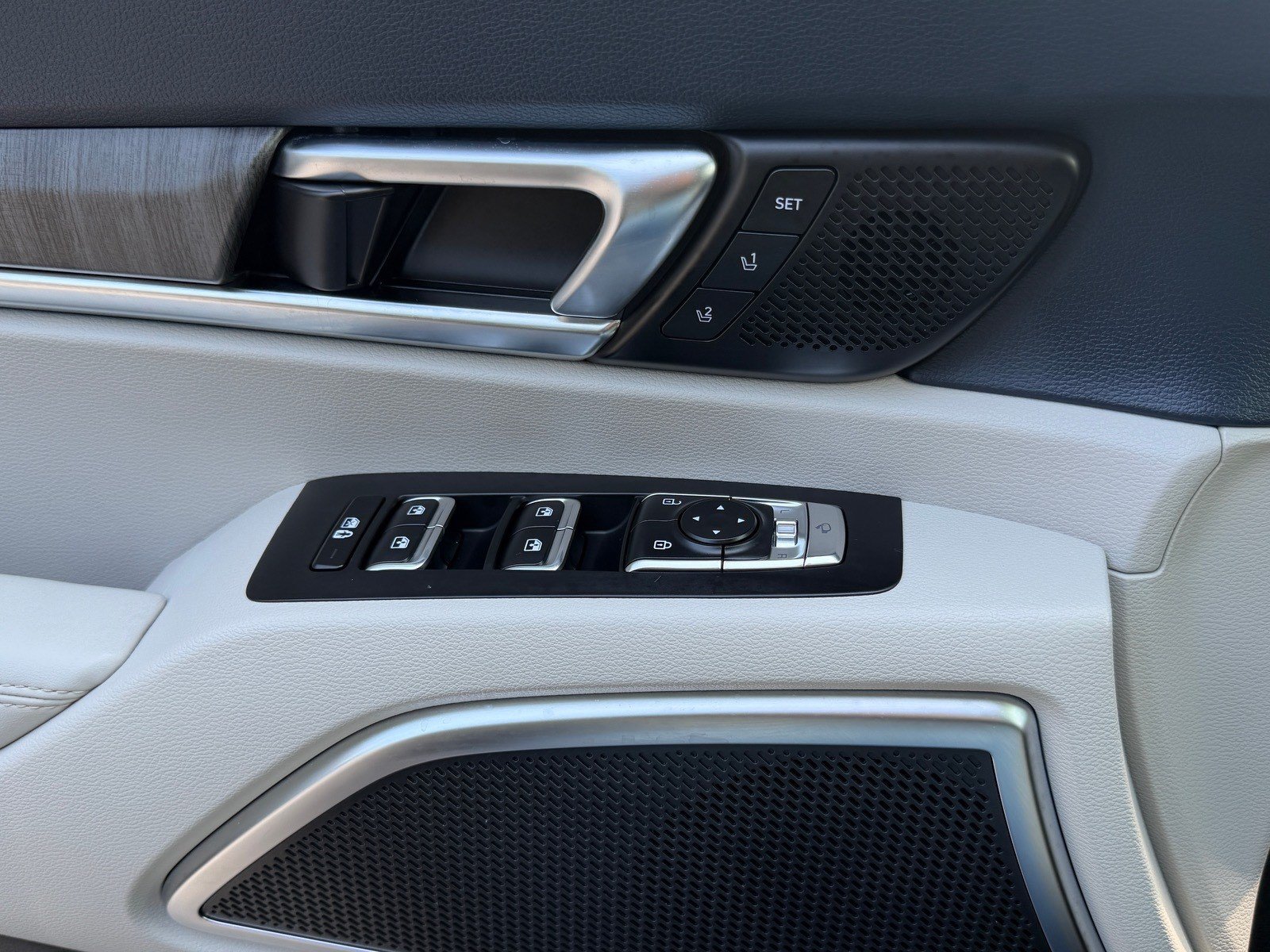 Used 2025 Kia Telluride SX w/ SX Captain's Chair Package FWD image 23