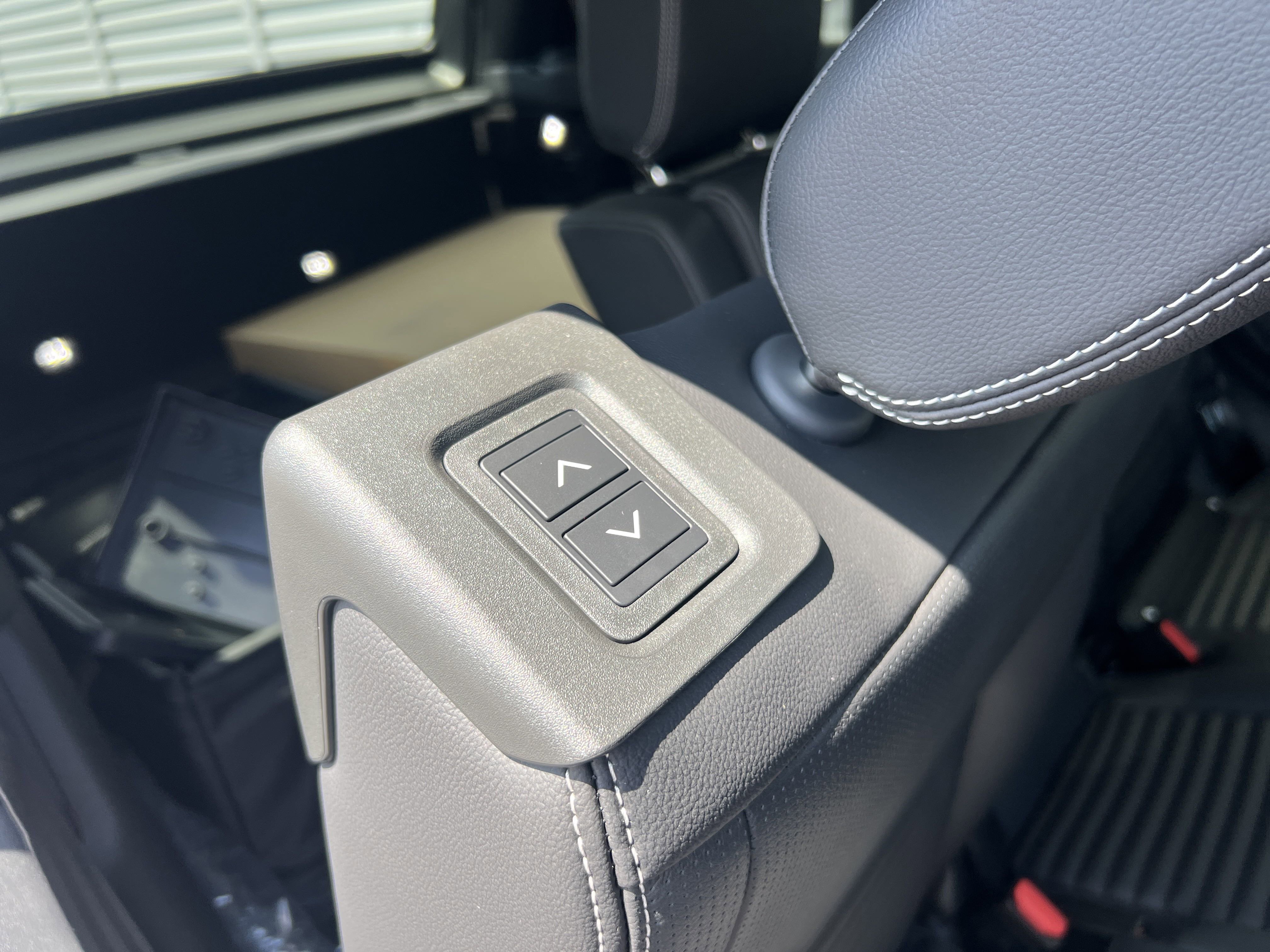 New 2025 Land Rover Discovery S image 32