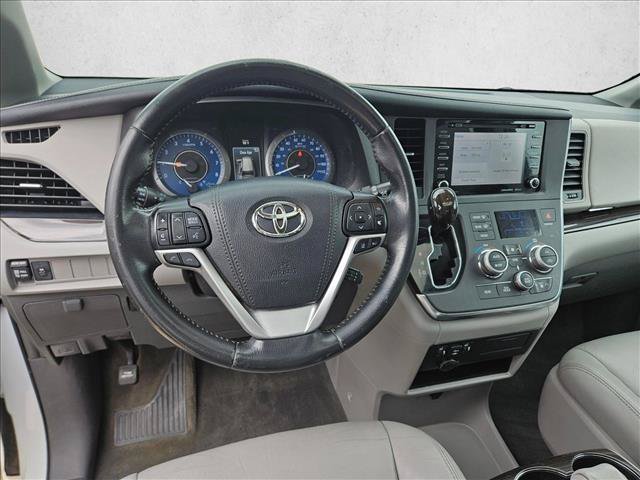 Used 2018 Toyota Sienna XLE FWD image 15