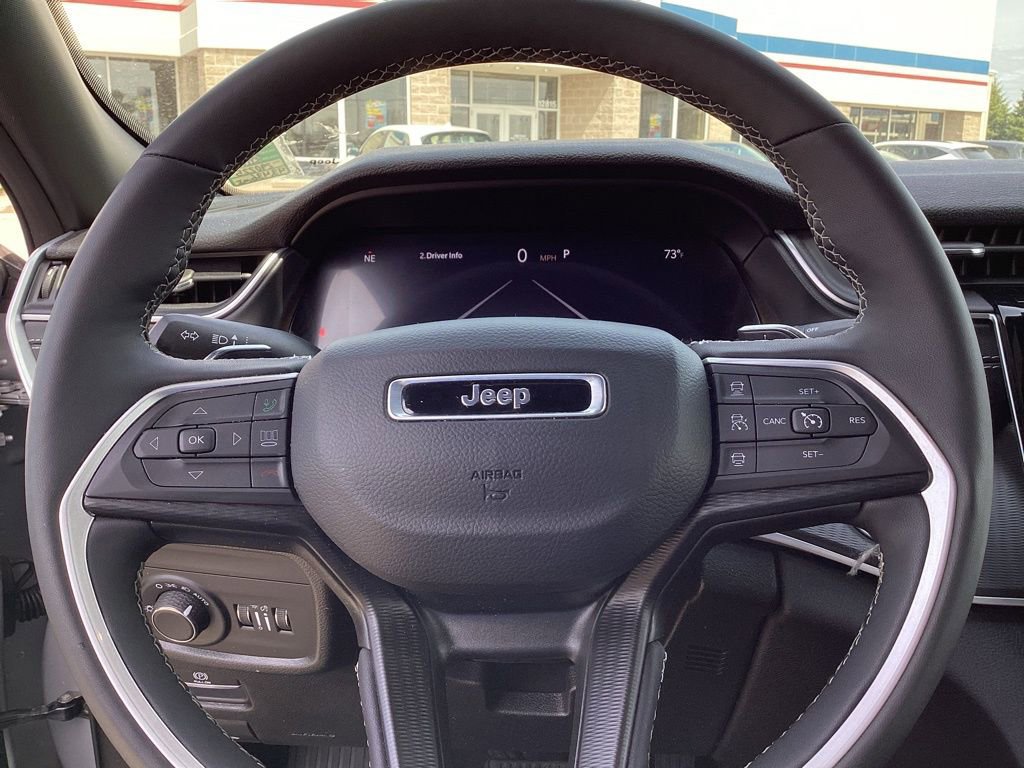 Used 2025 Jeep Grand Cherokee Altitude AWD/4WD image 33