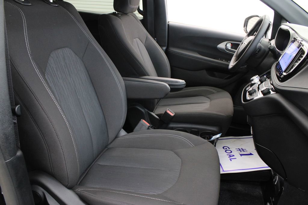 Used 2024 Chrysler Pacifica Touring image 25