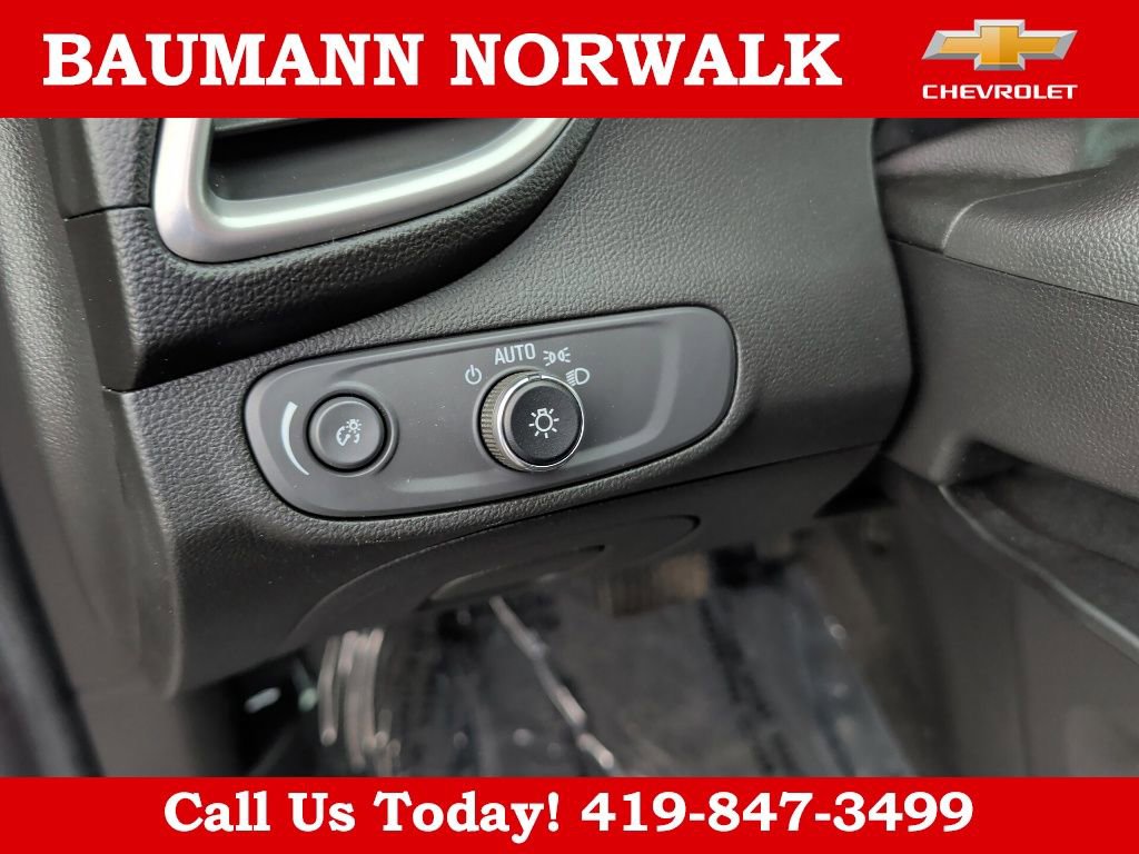 Used 2022 Chevrolet Trax LT w/ LT Convenience Package image 24