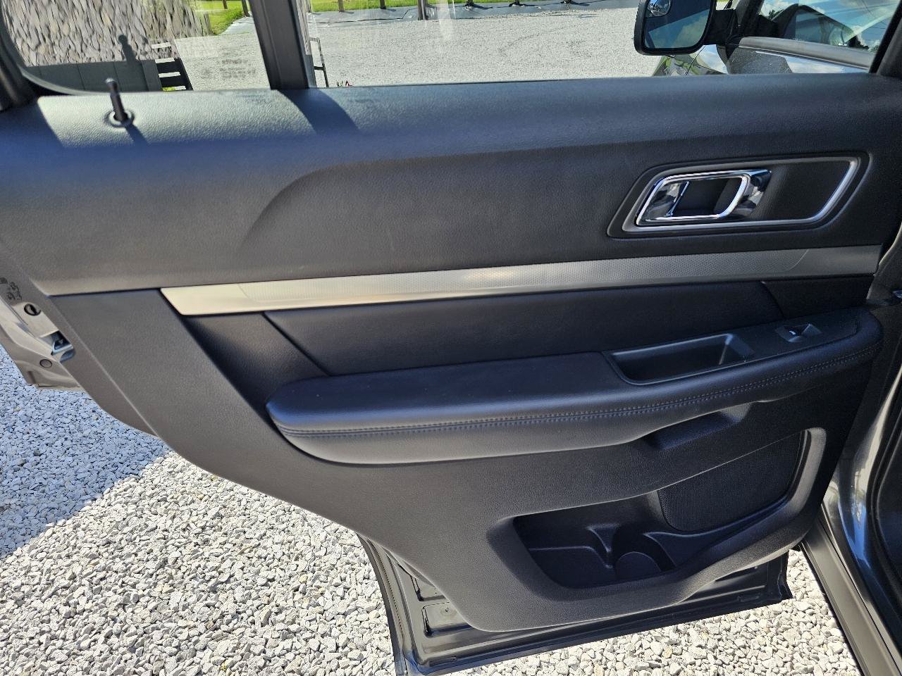Used 2018 Ford Explorer XLT w/ Equipment Group 202A AWD/4WD image 21