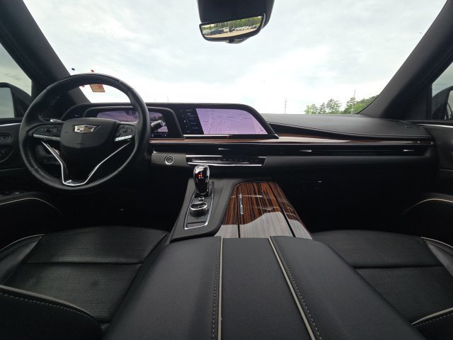 Used 2024 Cadillac Escalade Premium Luxury AWD/4WD image 39