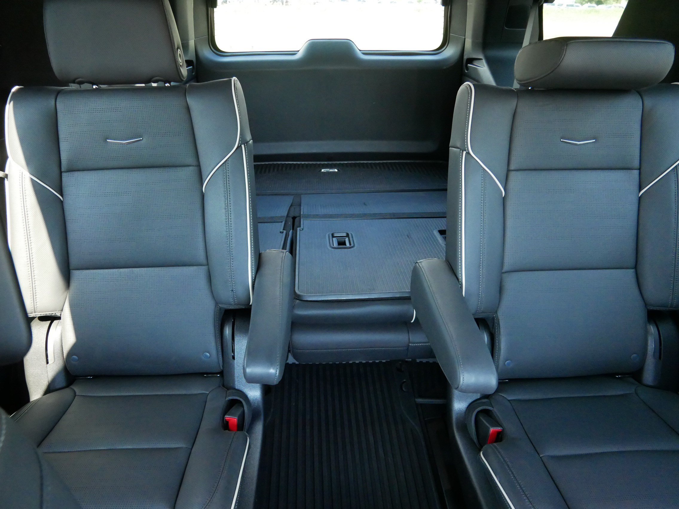 Certified 2026 Cadillac Escalade Luxury w/ LPO, Radiant Package AWD/4WD image 12