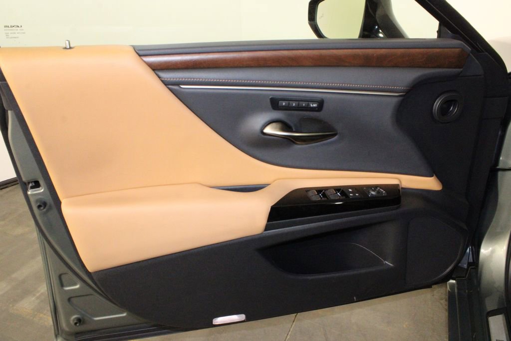 Used 2024 Lexus ES 350 w/ Premium Package image 17