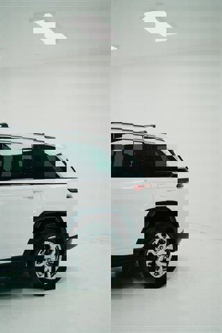 Used 2022 Jeep Grand Cherokee Limited image 6