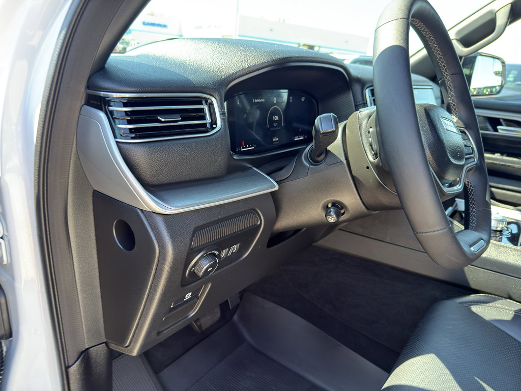 Used 2025 Jeep Wagoneer L Series II w/ Convenience Group I AWD/4WD image 12
